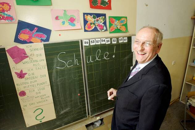 Bildungssenator Klaus Böger (GER SPD) in einen Klassenzimmer anlässlich seines Besuchs in der Erika-Mann-Grundschule in Berlin Wedding