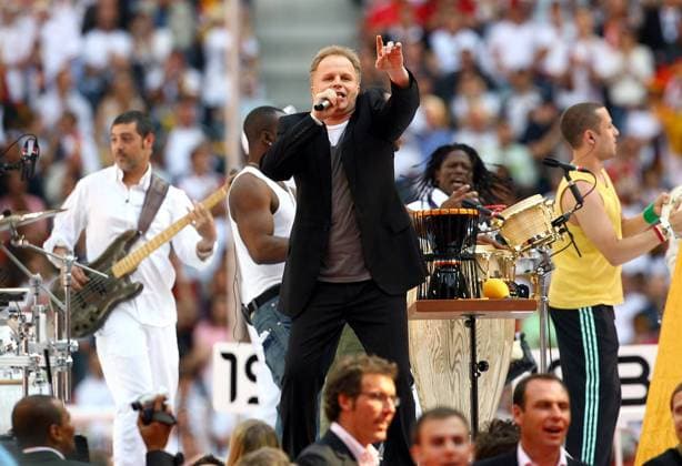 Sänger Herbert Grönemeyer (Mitte, GER) singt die WM-Hymne vor dem Eröffnungsspiel Deutschland vs. Costa Rica der FIFA WM 2006 in München