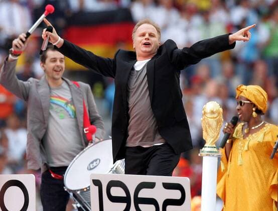 Sänger Herbert Grönemeyer (GER) eröffnet in München vor dem Spiel Deutschland gegen Costa Rica mit seiner Hymne die FIFA Fußball-WM 2006