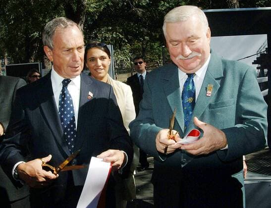 Lech Walesa (re., POL) und Michael Bloomberg (USA Republikaner Bürgermeister von New York) eröffnen die Ausstellung - Poland on the Front Page - anlässlich des 25. Jahrestages der Gründung der Solidarnosc im Union Square Park in New York -  (nyp2005092801)
