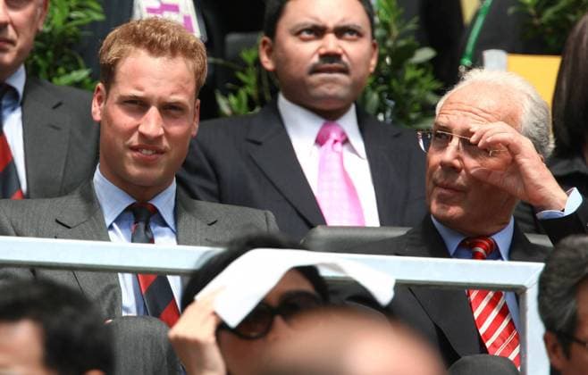 Prinz William von Wales (li., GBR) neben Franz Beckenbauer (GER Präsident Organisationskomitee FIFA Fußballweltmeisterschaft Deutschland 2006) am Rande eines Fußballspiels anlässlich der FIFA Fußball WM 2006 in Frankfurt am Main