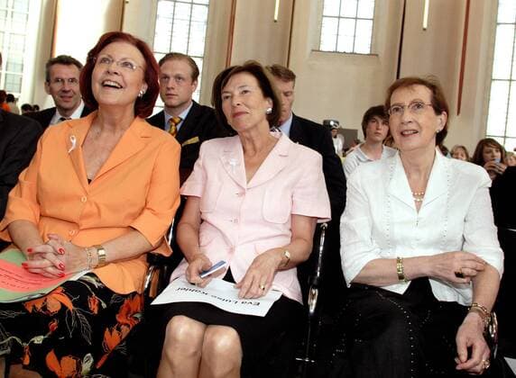 Bundesentwicklungsministerin Heidemarie Wieczorek-Zeul (li., GER SPD), Eva Luise Köhler (GER Ehefrau von Bundespräsident Horst Köhler) und Heide Simonis (re., GER Vorsitzende UNICEF Deutschland) anlässlich der Ehrung der - UNICEF Juniorbotschafter 2006 - in Frankfurt am Main
