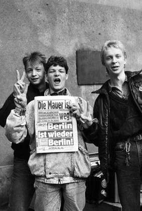 Schüler der Ostberliner Karl-Friedrich-Schinkel-Oberschule mit der aktuellen Ausgabe der BZ - Souvenir ihres Ausflugs nach West-Berlin in der vorangegangenen Nacht des Mauerfalls