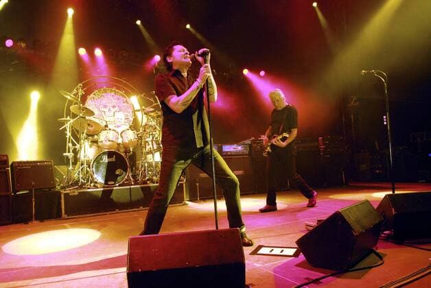 Sänger Barry Hay (li.) und Gitarrist George Kooymans (beide NED Golden Earring) während eines Konzerts im Rahmen des Festivals - Tollwood - in München