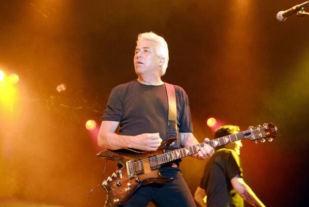 Gitarrist George Kooymans (NED Golden Earring) während eines Konzerts im Rahmen des Festivals - Tollwood - in München
