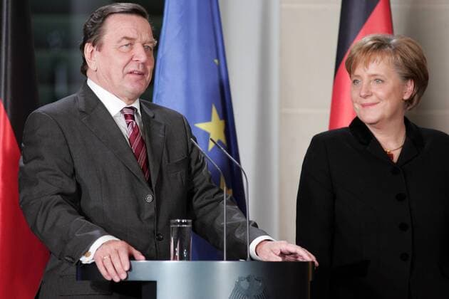 Gerhard Schröder (GER SPD) während einer Rede anlässlich der Übergabe des Bundeskanzleramts an Bundeskanzlerin Angela Merkel (GER CDU) in Berlin