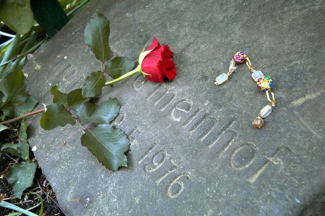 Armband auf dem Grab von Ulrike Meinhof im Friedhof der - Gemeinde zum heiligen Kreuz - in Wilmersdorf