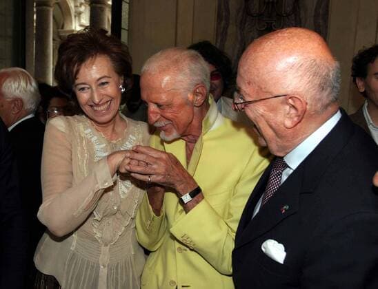 V.l.n.r.: Letizia Moratti (ITA Bürgermeisterin Mailand) bekommt einen Handkuss von Modedesigner Lorenzo Riva (ITA), daneben Mario Boselli (ITA Präsident der italienischen Modekammer) anlässlich eines Treffens in Mailand - 