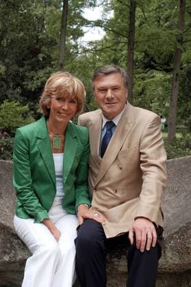 Wolfgang Gerhardt (GER Vorsitzender der FDP-Bundestagsfraktion) und Ehefrau Marlies in einem Park in Wiesbaden