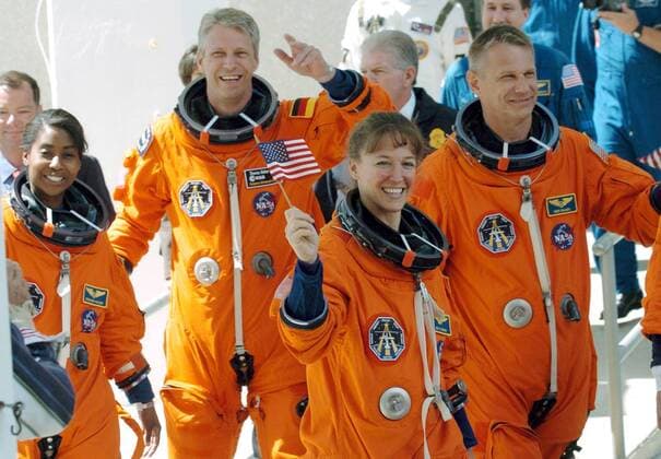 Discovery mit Thomas Reiter startet, 15. Jahrestag am 4. Juli Besatzung der Space Shuttle-Mission STS-121 v.l.n.r.: Missionsspezialistin Stephanie Wilson (USA), Bordingenieur Thomas Reiter (GER), Missionsspezialistin Lisa Nowak und Piers John Sellers (beide USA) lächelnd auf dem Weg zur Discovery in Cape Canaveral in Florida -  (P1213440857)
