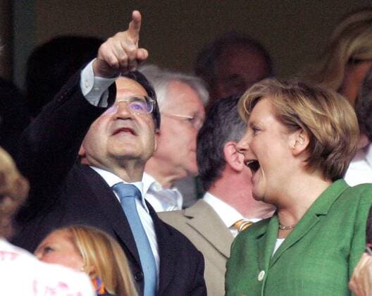 Romano Prodi (ITA Premierminister) und Bundeskanzlerin Angela Merkel (GER CDU) aufgeregt während des Halbfinal-Spiels zwischen Deutschland und Italien anlässlich der FIFA WM 2006 im Stadion von Dortmund - 