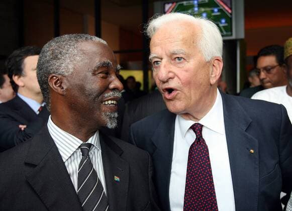 Staatspräsident Thabo Mbeki (li., RSA) und Richard von Weizsäcker (GER CDU) am Rande des Finales zwischen Italien und Frankreich anlässlich der FIFA Fußball WM 2006 in Berlin - 
