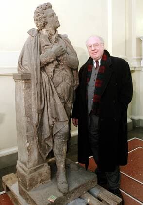 Prof. Gerd Ücker (GER Intendant Sächsische Staatsoper Dresden) posiert vor dem Mozart Standbild während der Rückkehr in die Semperoper nach dem Hochwasser - Dresden