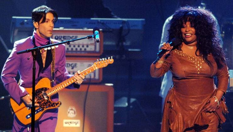 Sängerin Chaka Khan (USA) mit Gitarrist Prince (USA) während eines Konzertes anlässlich des 2006 BET-Awards in Los Angeles  LAP2006062754
