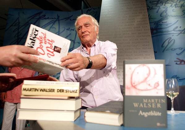 Schriftsteller Martin Walser (GER) gibt Autogramme während der SWR-Fernsehsendung - Literatur im Foyer - in Mainz