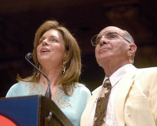 Preisträgerin Königin Noor Al Hussein von Jordanien (USA JOR) und Dr. Samuel Hazo (USA Leiter International Poetry Forum) anlässlich der Verleihung des - International Women of Spirit Award 2005 - in Pittsburgh  (pit2005061902)