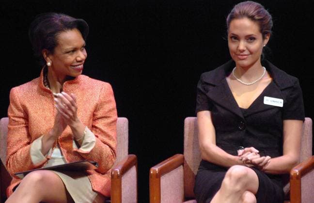 Außenministerin Condoleezza Rice (li.) und Schauspielerin und Botschafterin des guten Willens Angelina Jolie (beide USA) anlässlich des Weltflüchtlingstages in Washington D.C. -  wap2005061503