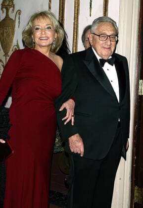 Filmproduzentin Barbara Walters und Dr. Henry A. Kissinger (beide USA) anlässlich der Museum of Television and Radio Gala 2005 im Waldorf Astoria Hotel in New York -  (nyp2005052657)