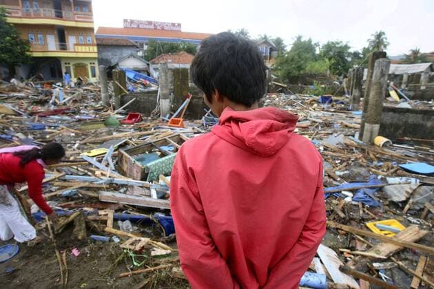 Einheimische durchsuchen die Ruinen ihrer zerstörten Häuser nach dem Tsunami in Pangandaran auf Java - 