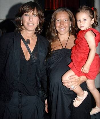 Modedesignerin Donna Karan (li., USA) mit ihrer Tochter Gaby und Enkeltochter während einer Party anlässlich der Herausgabe von Madonnas Kinderbuch - Lotsa de Casha - im Berdorf Goodman in New York  (nyp2005060714)