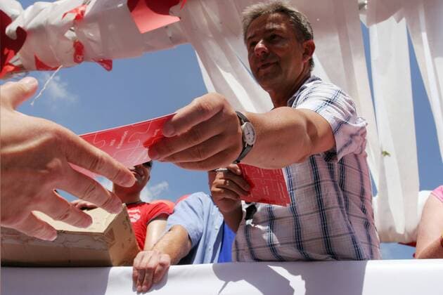 Klaus Wowereit (GER SPD Regierender Bürgermeister Berlin) verteilt Postkarten anlässlich des 28. Christopher Street Days in Berlin