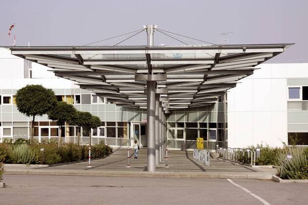 Eingangsbereich der berufsgenossenschaftlichen Unfallklinik in Murnau