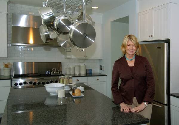 Fernsehmoderatorin Martha Stewart (USA) in der Küche anlässlich der Eröffnung eines Hauses in neuem KB Home Haus-Design in Fairburn in Georgia -  (atl2006072520)