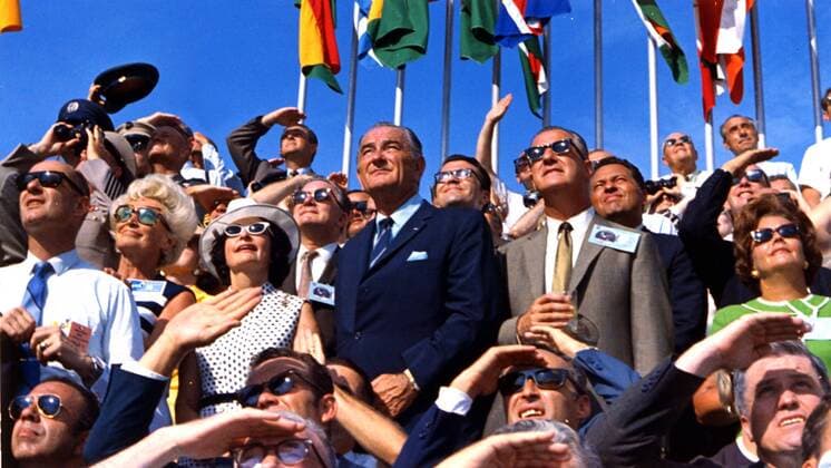 IMAGO History, Mondlandung der Apollo 11 am 20.07.1969 Lyndon B. Johnson (Mitte li., USA) und Vizepräsident Spiro Theodore Agnew (USA) während des Starts von Apollo 11 im Kennedy Space Center auf Cape Canaveral  wax20060727413