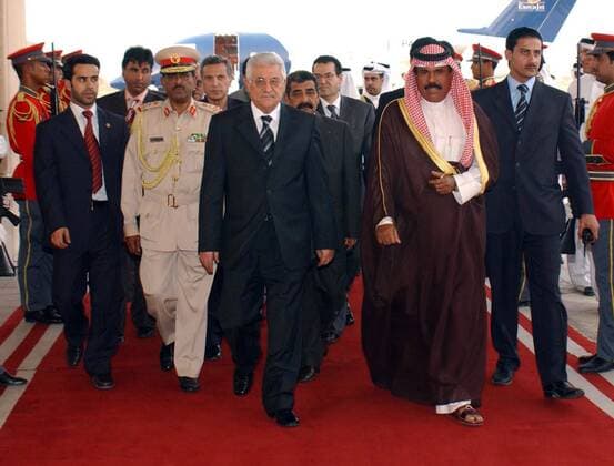 Prinz Nawaf al-Ahmad al-Jaber al-Sabah (2.v.re., KUW) empfängt Präsident Mahmud Abbas (3.v.li., PLE PLO) am Flughafen in Kuwait-Stadt  wax20060730308