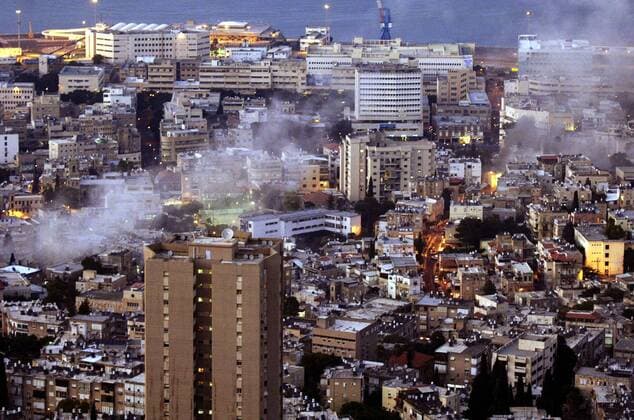 Rauch steigt auf über den Einschlagstellen der von der Hisbollah abgefeuerten Raketen in Haifa - 