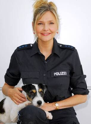 Hund - Kalle - und Schauspielerin Katharina Schubert (beide GER) anlässlich eines Fotoshootings zur ZDF-Fernsehserie - Da kommt Kalle - in Hamburg