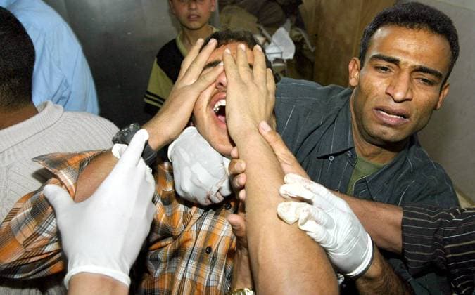 Angehöriger eines bei einem israelischen Angriff im Flüchtlingslager Rafah in Gaza getöteten Palästinensers bricht in Weinen aus  (gaz2005040905)