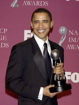 Preisträger Barack Obama (USA Demokraten Senator Illinois) posiert mit seiner Trophäe anlässlich der 36th Annual NAACP Image Awards in Los Angeles  (lap20050320200)