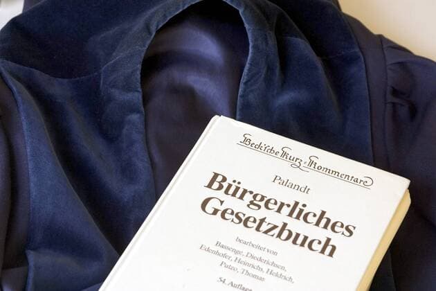 Bürgerliches Gesetzbuch (Palandt) und eine Richterrobe