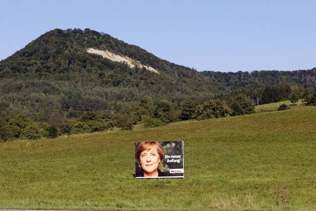 Ein neuer Anfang - Wahlplakat der Spitzenkandidatin Angela Merkel (CDU) in freier Natur