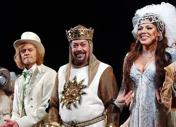 V.l.n.r. Schauspieler David Hyde Pierce (USA), Tim Curry (GBR) und Schauspielerin Sara Ramirez (MEX) anlässlich der Premiere des Monty Python Musicals - Spamalot - am Broadway in New York -  nyp2005031750