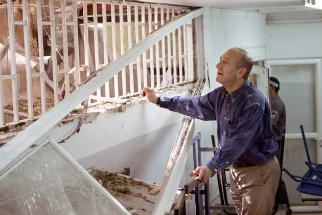 Ministerpräsident Ehud Olmert (ISR) besichtigt eine von einer Rakete der Hisbollah getroffene Schule in Kiryat Shemona -  (WAX20060821205)
