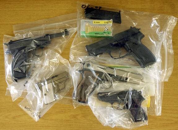 Sichergestellte Waffen und Munition aus dem Rotlichtmilieu anlässlich ihrer Vorstellung auf dem Polizeipräsidium Gelsenkirchen