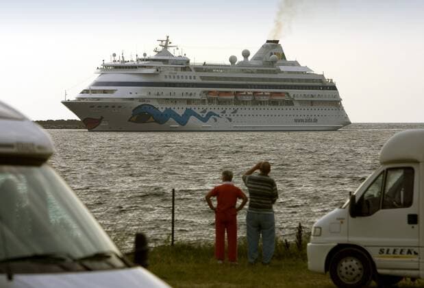 Kreuzfahrtschiff - Aidacara - der Reederei Aida Cruises beim Einlaufen in den Hafen Sassnitz-Mukran