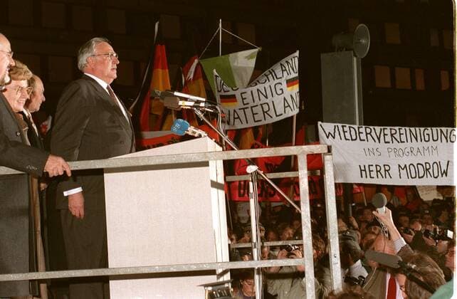 Bundeskanzler Helmut Kohl (vorn, GER CDU) während seiner Rede auf dem Altmarkt in Dresden