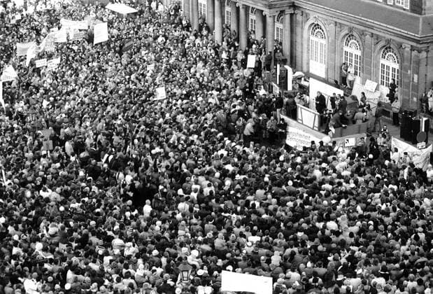 Montagsdemos in Dresden - Menschenmengen während der Rede von Sänger Gunther Emmerlich (GDR) auf dem Theaterplatz