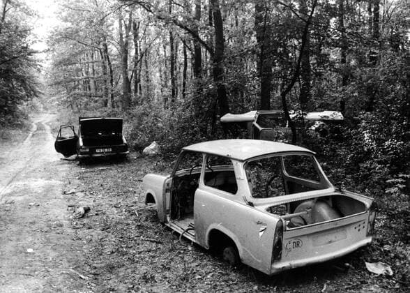 Geplünderte und zerstörte Autos von DDR Flüchtlingen bei Zanka - Ungarn