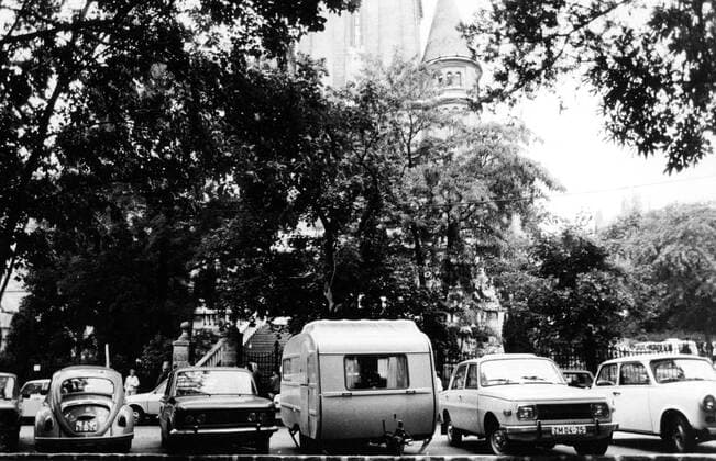 Parkende Autos und Wohnwagen von DDR Flüchtlingen in Budapest-Zugliget neben dem Malteser Flüchtlingslager