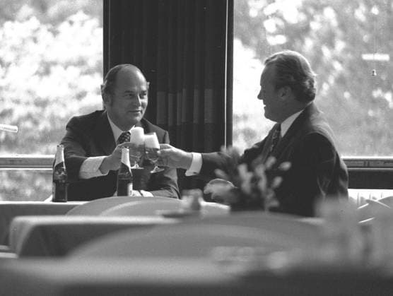 Rainer Barzel (li., GER CDU Bundesvorsitzender) und Bundeskanzler Willy Brandt (GER SPD) stoßen mit Bier an in Bonn