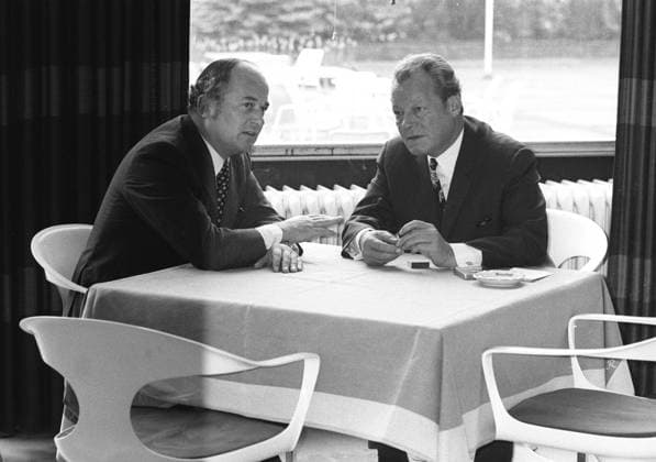 Rainer Barzel (li., GER CDU Bundesvorsitzender) und Bundeskanzler Willy Brandt (GER SPD) unterhalten sich in Bonn