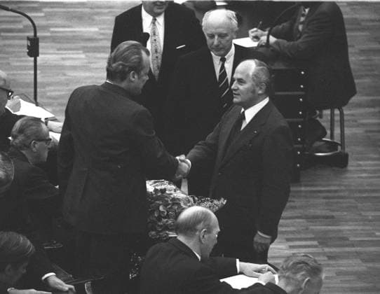 Rainer Barzel (re., GER CDU Bundesvorsitzender) gratuliert Bundeskanzler Willy Brandt (GER SPD) zu dessen Wiederwahl in Bonn