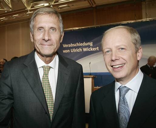 Fernsehmoderatoren Ulrich Wickert (li., GER) und sein Nachfolger Tom Buhrow (GER) während der offiziellen Verabschiedung Wickerts als Tagesthemenmoderator in Hamburg