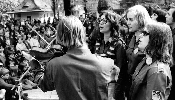 Musizierende FDJlerinnen des Singeclubs der Pädagogischen Hochschule Dresden