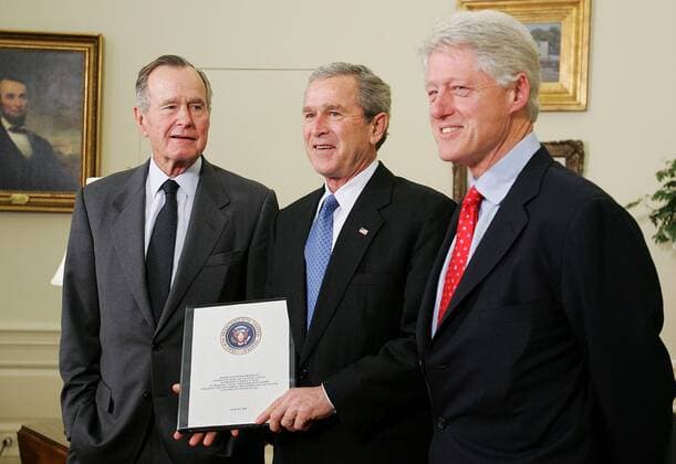 Bill Clinton (re., USA), Präsident George W. Bush (Mitte) und dessen Vater George Bush (beide USA) anläßlich des Wiederaufbaus in der Tsunami-Region im Weißen Haus in Washington  (wax20050308102)