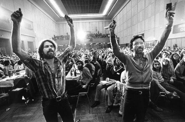 Abstimmung auf dem Gründungsparteitag der - Grünen - in der Stadthalle in Karlsruhe